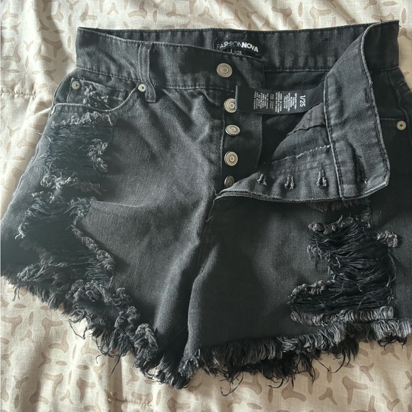 Fashion Nova ripped shorts - Picture 4 of 4